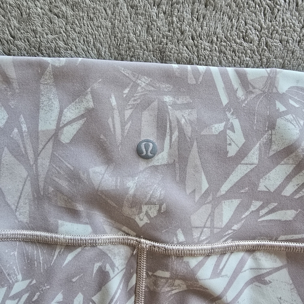 Lululemon Wunder Under Crop 21" Shadow Leaf Light Ivory Muse/Light Ivory Size 6 - Picture 7 of 11